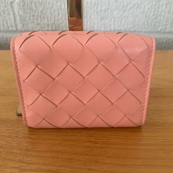Bottega Veneta Women's Peach Pink Intrecciato Compact Trifold Wallet 609285 VGUC - Picture 2 of 13